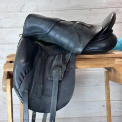 Used Revere Dressage Saddle 17.5/M 21 Used Revere Dressage Saddle 17.5/M -Equestrian Supplies Store 322 L Flap 75549.1684363633