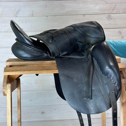 Used Revere Dressage Saddle 17.5/M 6 Used Revere Dressage Saddle 17.5/M - Image 4