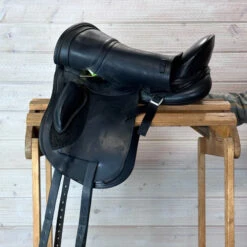 Used Schleese HK Dressage Saddle 17.5/MW 17 Used Schleese HK Dressage Saddle 17.5/MW -Equestrian Supplies Store 327 L Flap 71549.1684874704