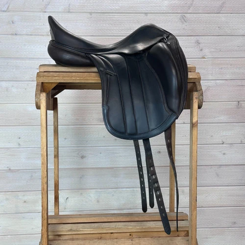 Used Equipe Viktoria Monoflap Dressage Saddle 17.5/W 7 Used Equipe Viktoria Monoflap Dressage Saddle 17.5/W - Image 5